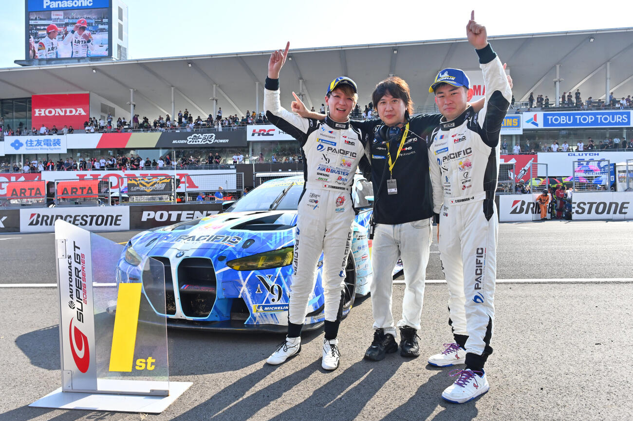 GT300クラスで初優勝して喜び合う冨林勇佑、神野元樹代表、藤原優汰（左から＝GTA提供）