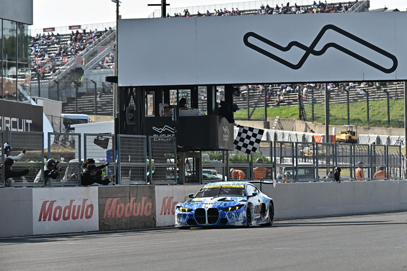 GT300クラスでトップチェッカーを受ける9号車（GTA提供）
