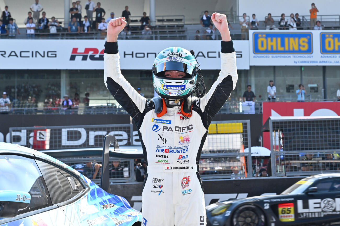 GT300クラスで初優勝してガッツポーズをする冨林勇佑（GTA提供）