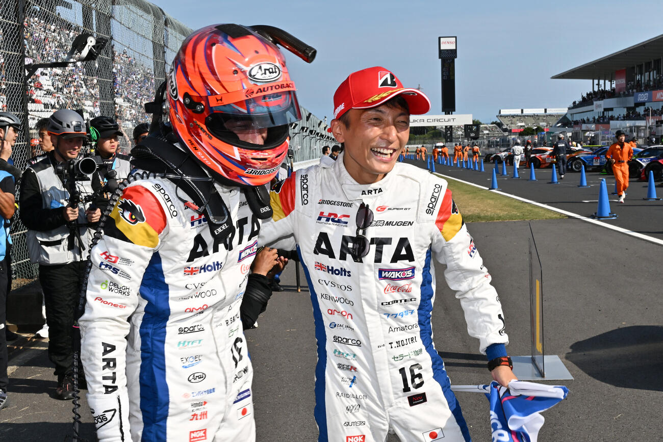GT500クラスを制して喜ぶ佐藤蓮、野尻智紀（左から＝GTA提供）