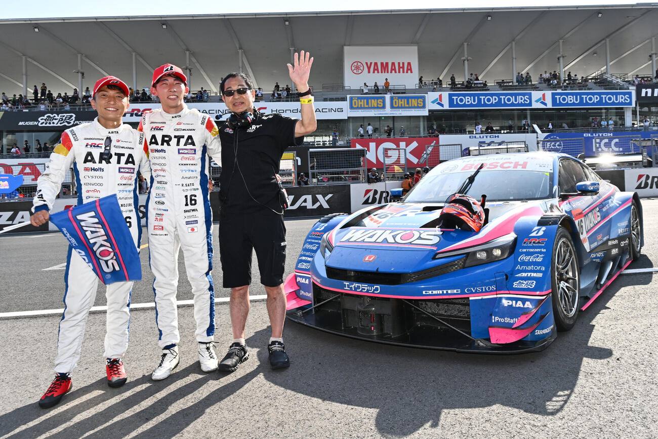 GT500クラスで優勝したマシンの横で喜ぶ野尻智紀、佐藤蓮、土屋圭市監督（左から＝GTA提供）