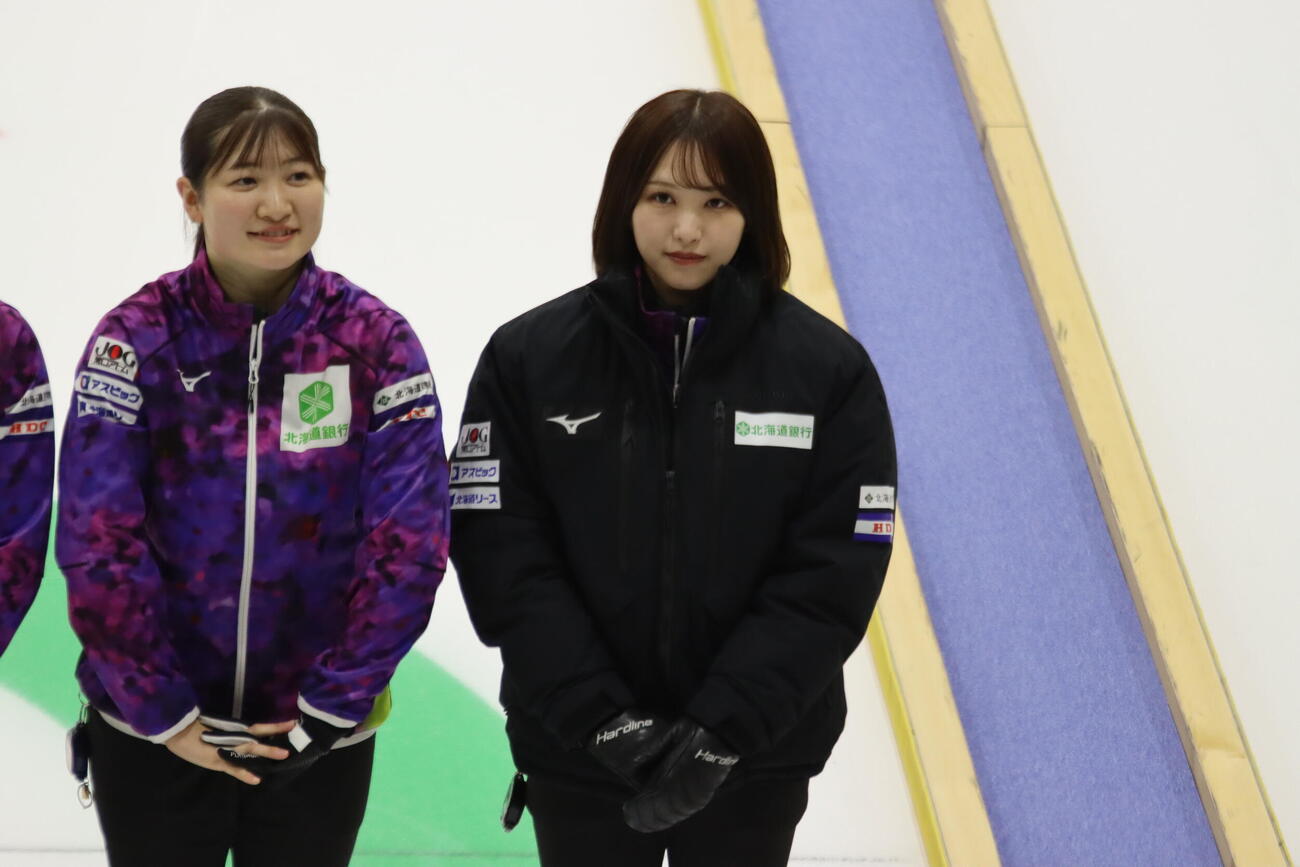 決勝前の選手紹介であいさつする北海道銀行の田畑百葉(左)と仁平美来