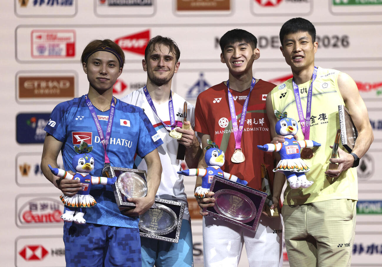 男子シングルスで準優勝の奈良岡功大（左端）。右隣は優勝したアレックス・ラニエ（ロイター）