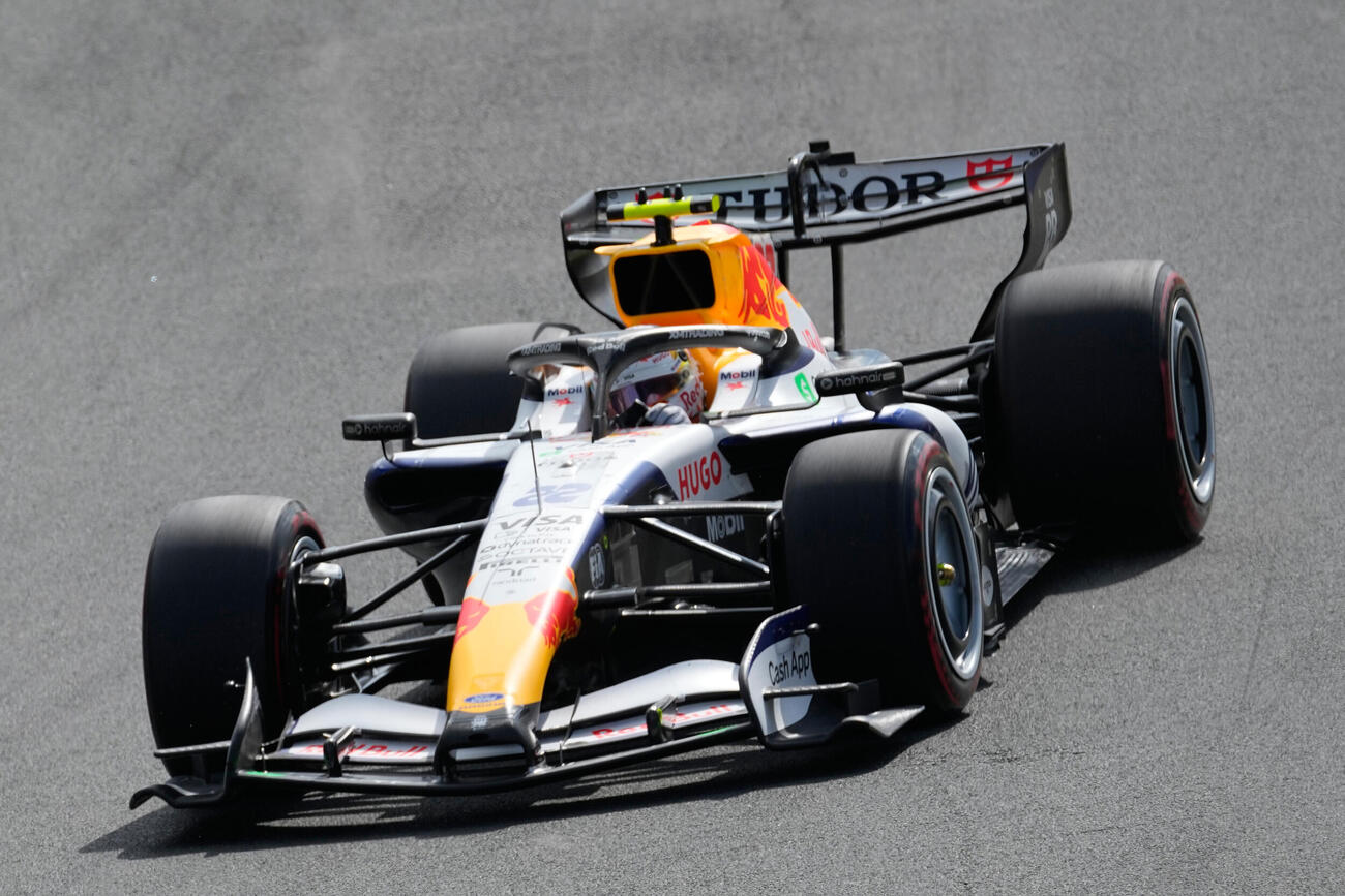 F1オランダGP、走行中のレーシングブルズ角田裕毅（AP）