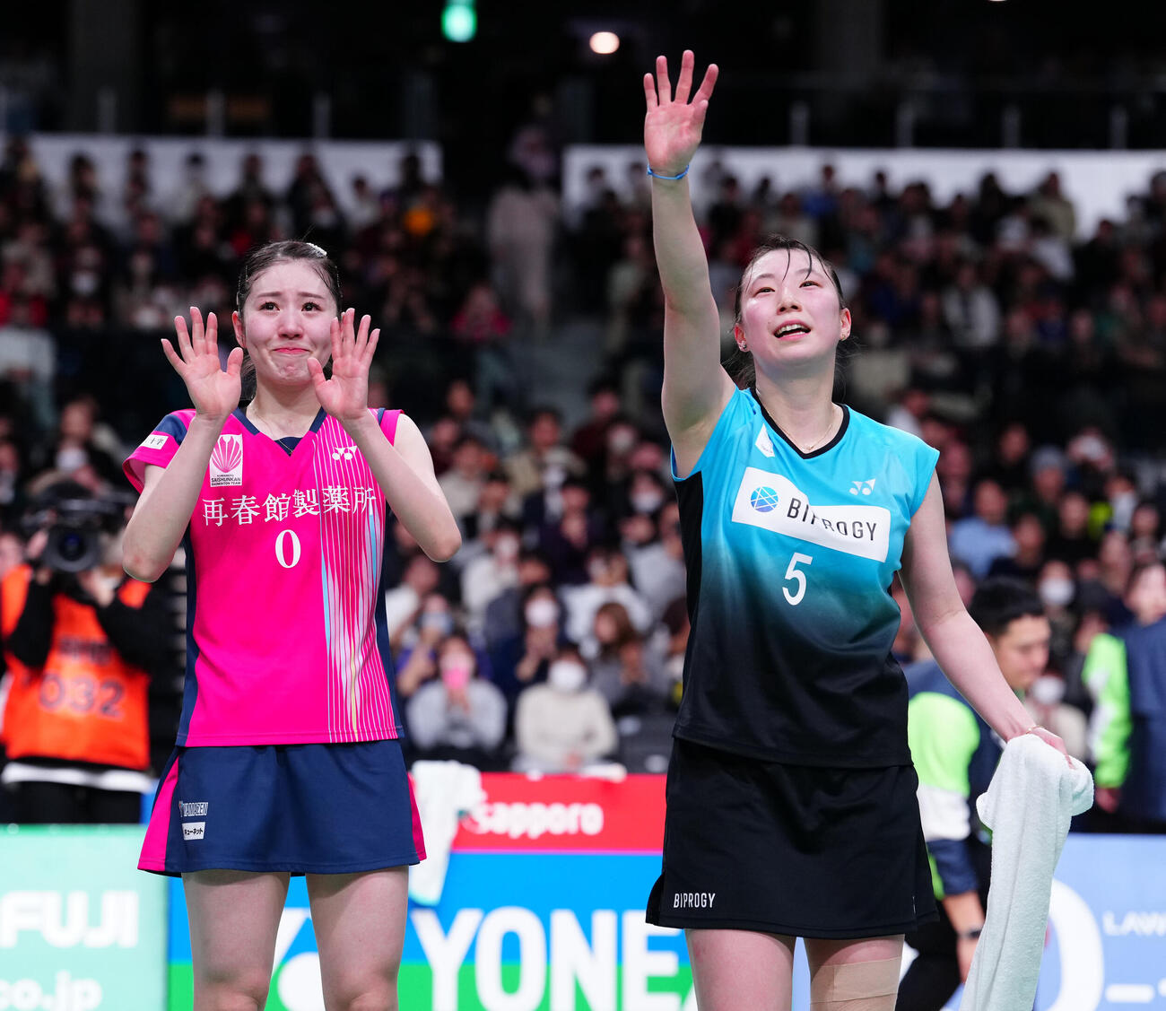 2025年12月30日、バドミントン全日本総合選手権女子ダブルスで優勝した「シダガシ」志田千陽（左）・五十嵐有紗組
