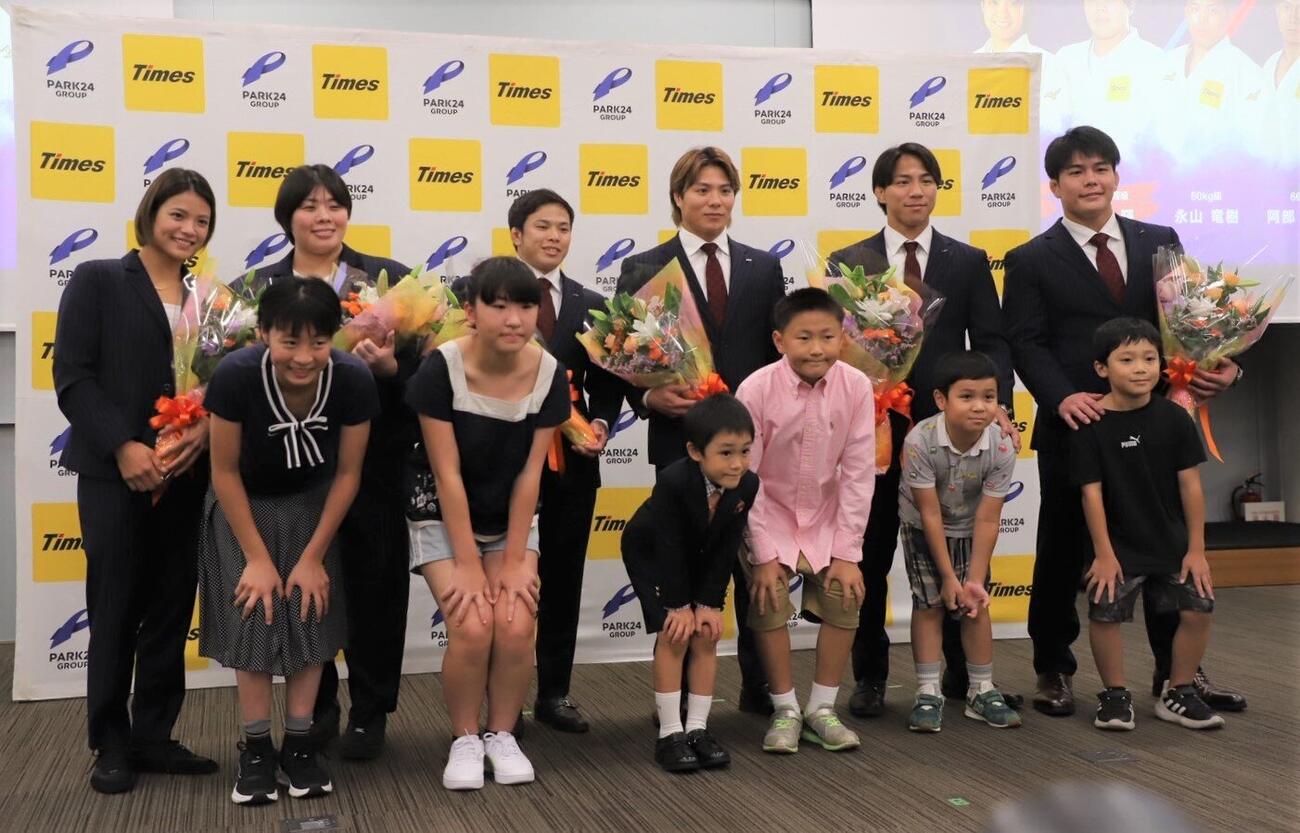 柔道世界選手権へ向けた壮行会に出席した、後列左から阿部詩、素根輝、永山竜樹、阿部一二三、武岡毅、田嶋剛希