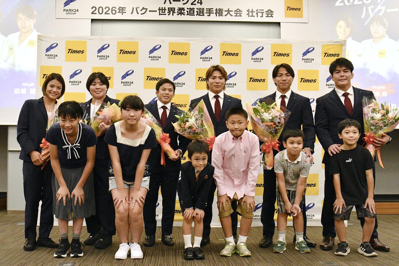 柔道の世界選手権代表の壮行会で写真に納まる、後列左から阿部詩、素根輝、永山竜樹、阿部一二三、武岡毅、田嶋剛希＝24日、東京都内（共同）