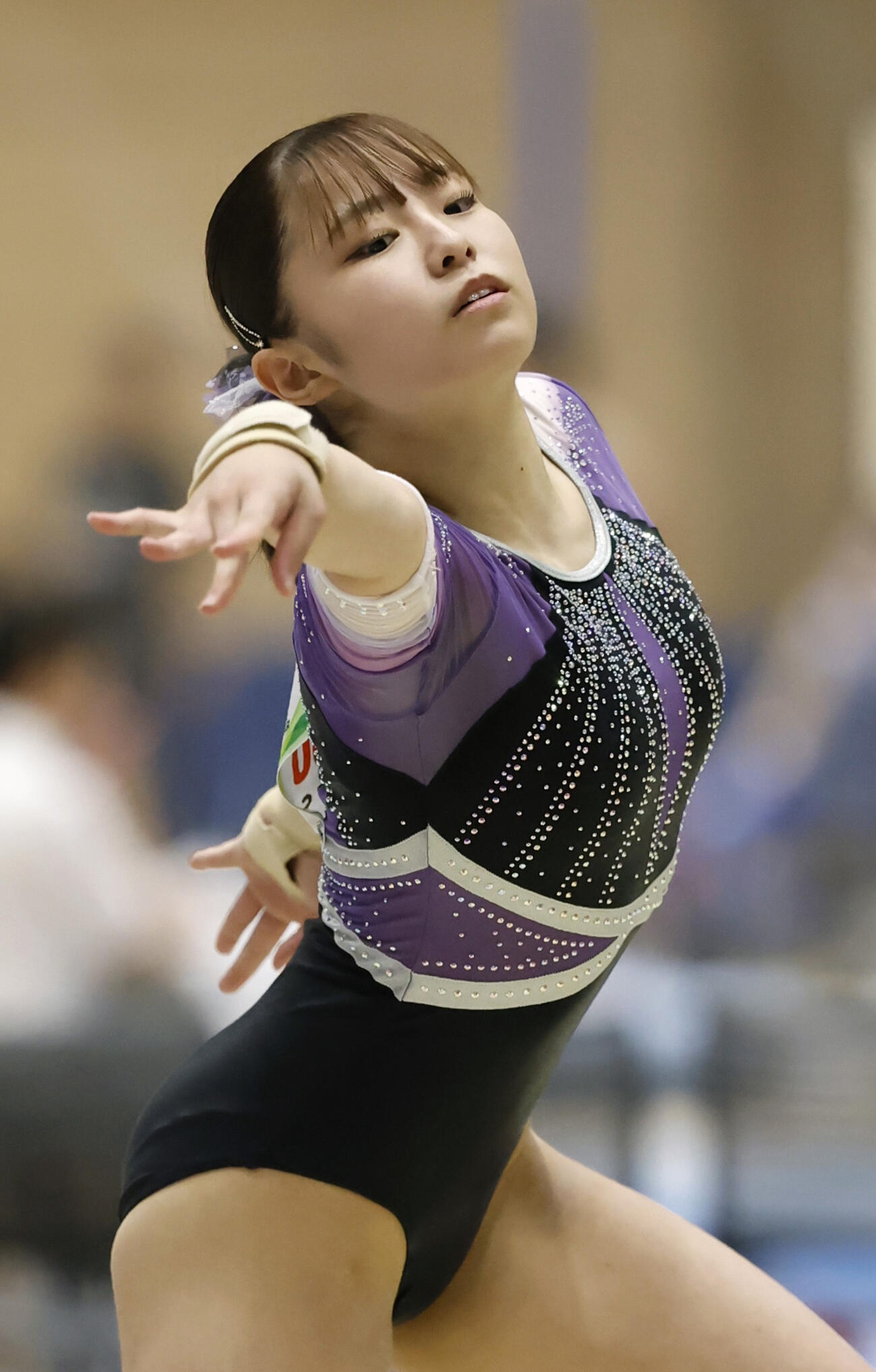 個人総合の女子で初優勝した渡部葉月の床運動（共同）