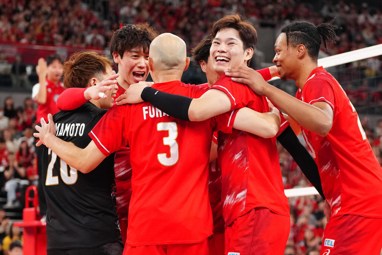日本対ブラジル　第2セット、得点で喜ぶ西田有志（中央右）ら日本代表の選手たち（撮影・江口和貴）