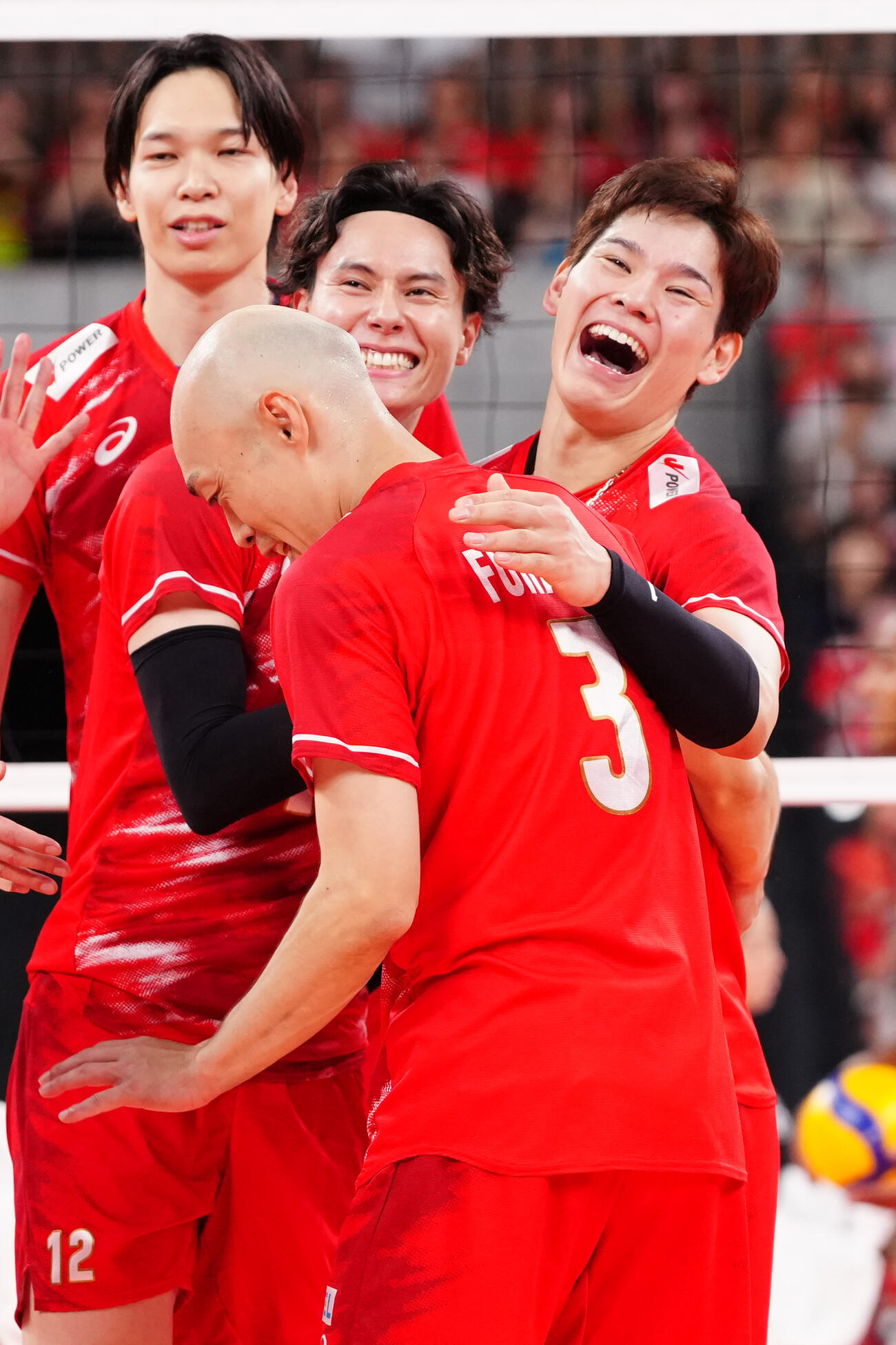 日本対ブラジル　第2セット、フェイクセットで得点し喜ぶ高橋藍（中央）と西田有志（右）ら（撮影・江口和貴）