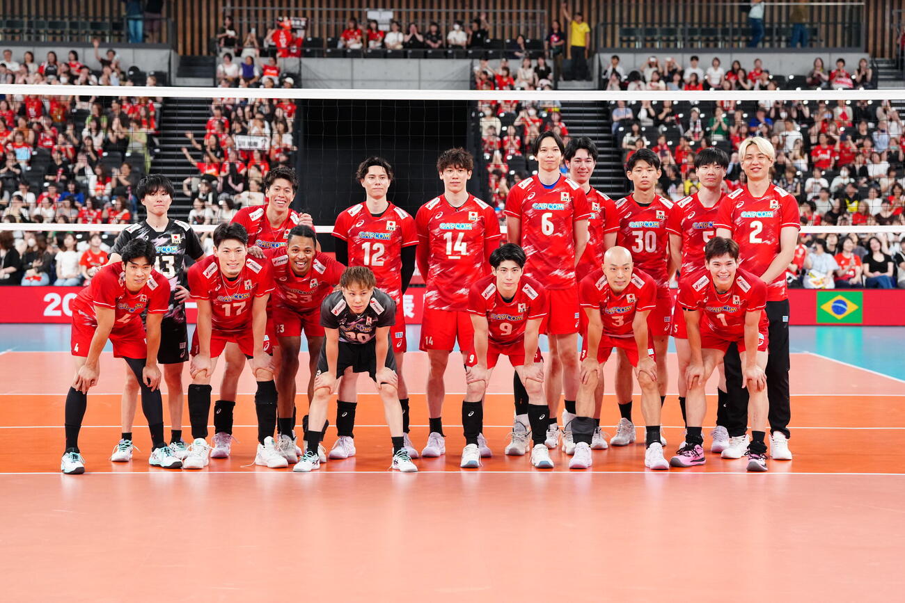 日本対ブラジル　試合後、集合写真に納まるバレーボール男子日本代表の選手たち（撮影・江口和貴）