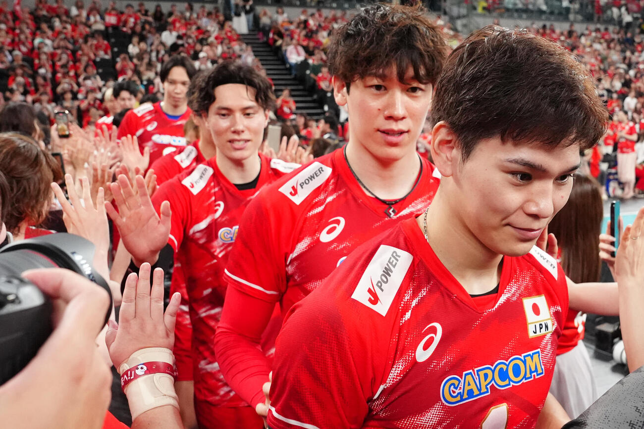 日本対ブラジル　試合後、場内1周する、右から西田有志、石川祐希、高橋藍（撮影・江口和貴）