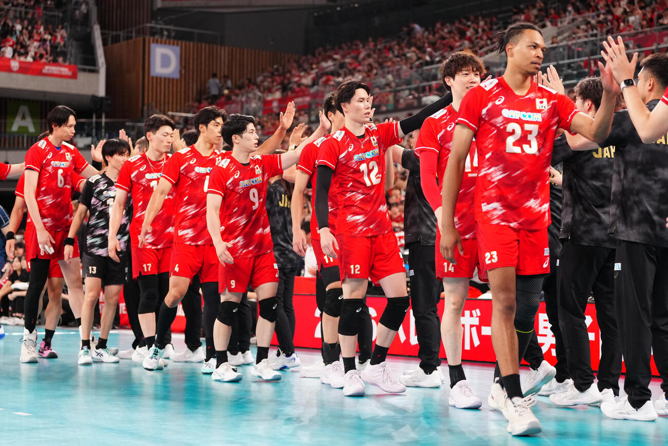 日本対ブラジル　試合後、タッチを交わすバレーボール男子日本代表の選手たち（撮影・江口和貴）