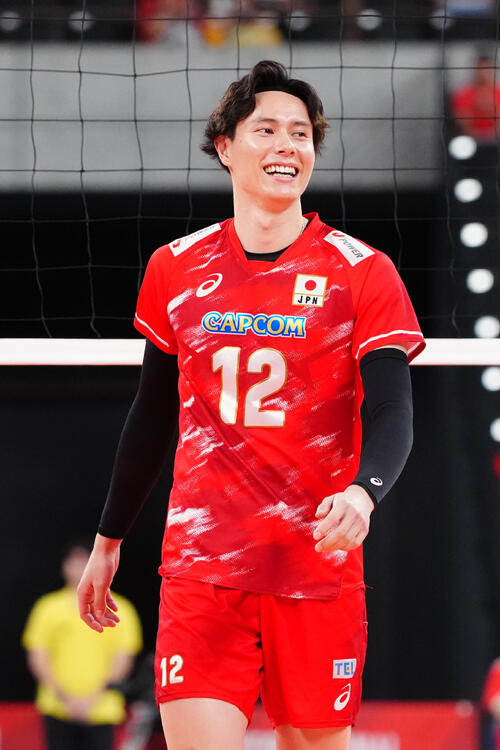 日本対ブラジル　試合前練習中、笑顔を見せる高橋藍（撮影・江口和貴）