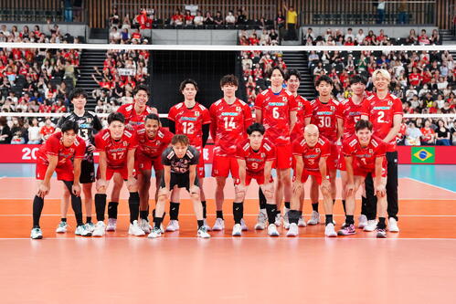 日本対ブラジル　試合後、集合写真に納まるバレーボール男子日本代表の選手たち（撮影・江口和貴）