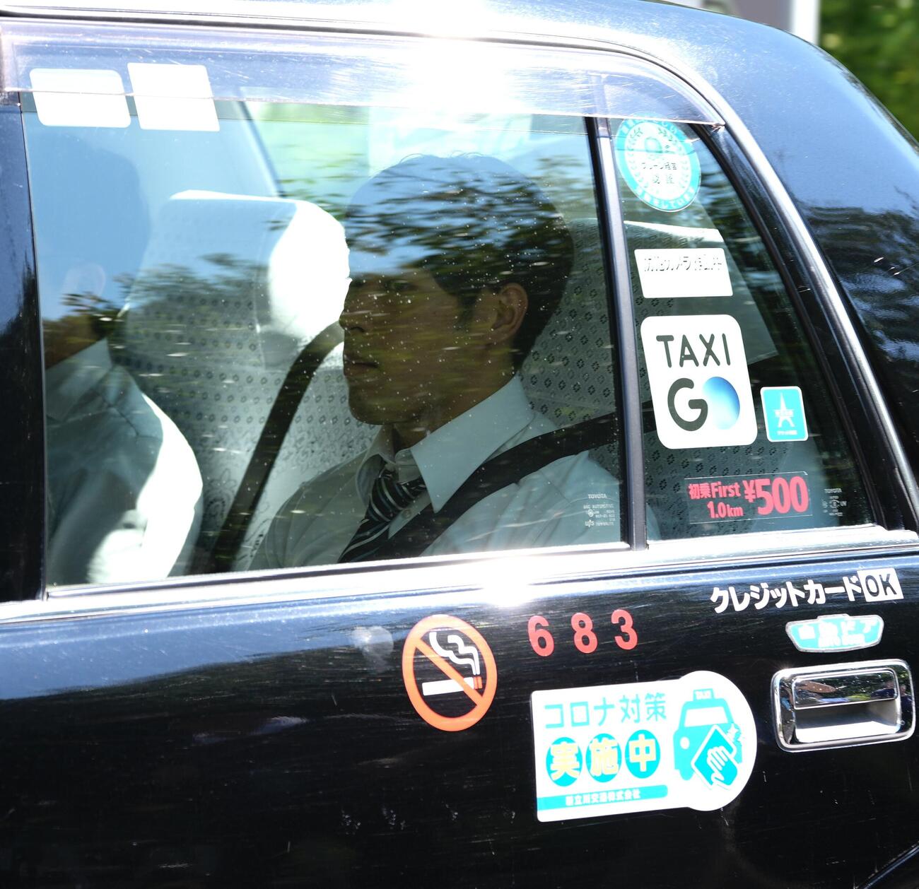 初公判を終え東京地裁立川支部を後にする本多灯被告（撮影・小島史椰）