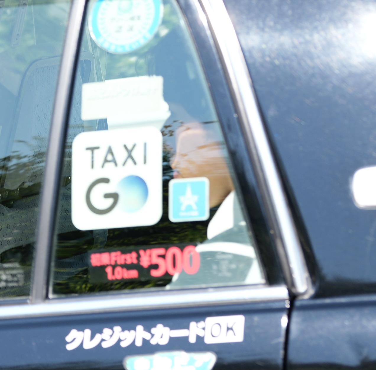 初公判を終えタクシーで東京地裁立川支部を後にする本多灯被告（撮影・小島史椰）