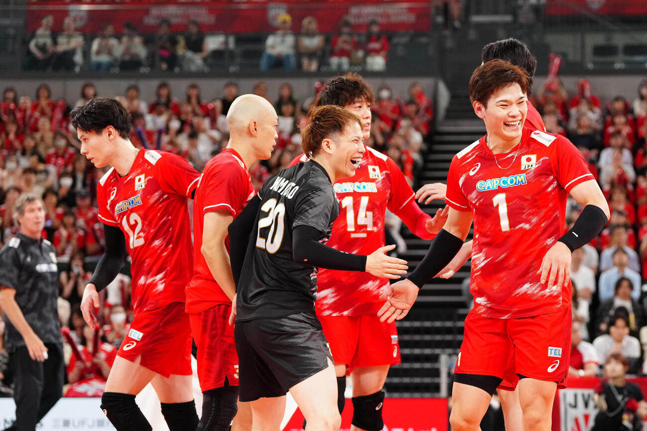 日本対ブラジル　第1セット、得点で喜ぶ西田有志（右端）ら日本代表の選手たち（中央左）（撮影・江口和貴）