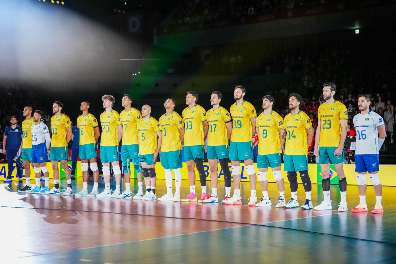 日本対ブラジル　試合前、国歌斉唱するブラジル代表の選手たち（撮影・江口和貴）