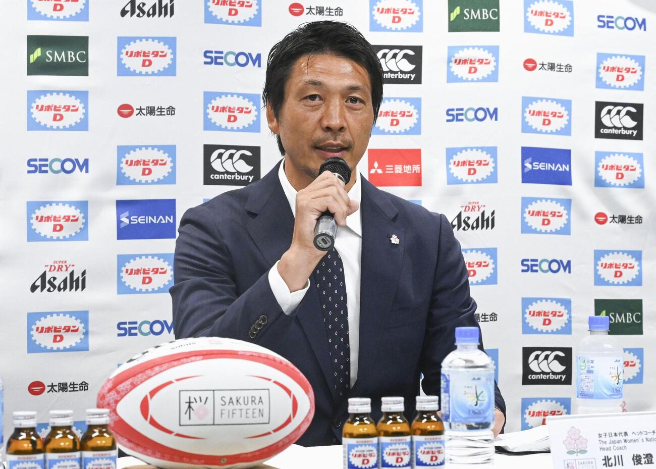 ラグビーの15人制女子日本代表ヘッドコーチに就任し、記者会見する北川俊澄氏（共同）
