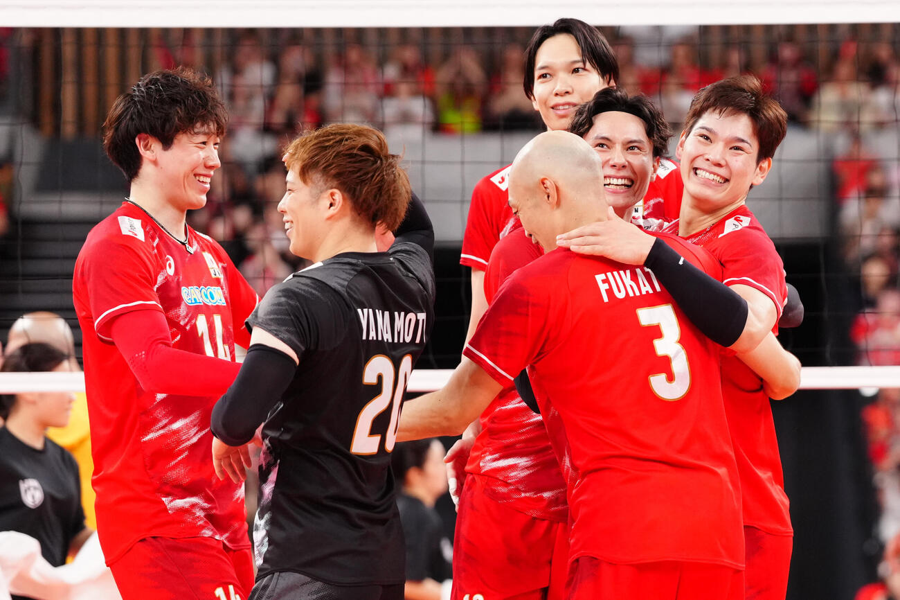 日本対ブラジル　第2セット、フェイクセットで得点し喜ぶ高橋藍（左から5人目）右端は西田有志（撮影・江口和貴）