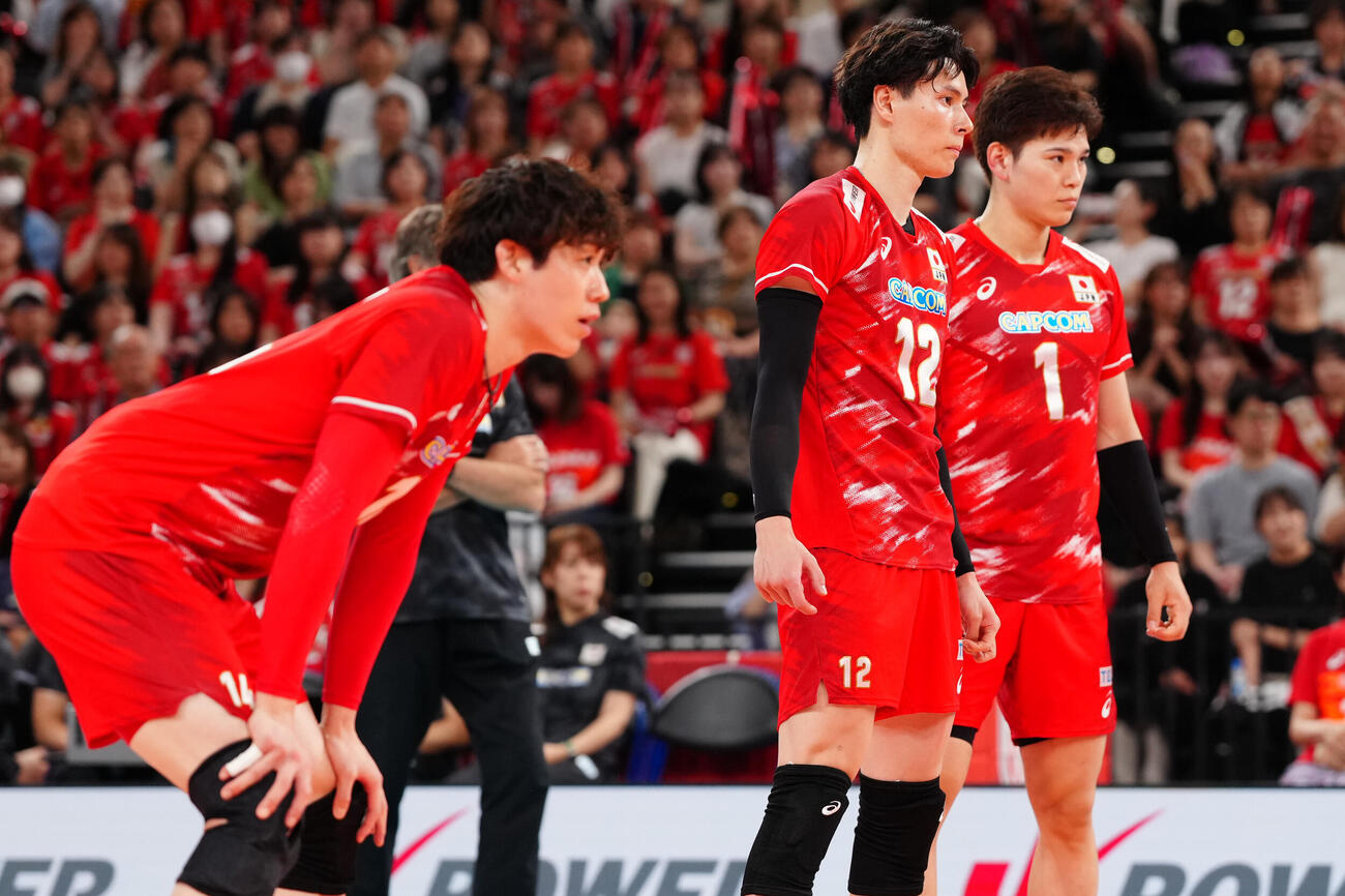 日本対ブラジル　第1セットに臨む高橋藍（中央）ら。左は石川祐希、右は西田有志（撮影・江口和貴）