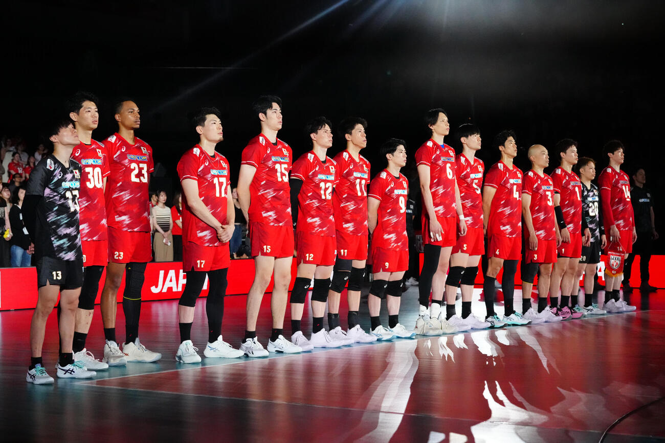 日本対ブラジル　試合前、君が代斉唱する日本代表の選手たち（撮影・江口和貴）