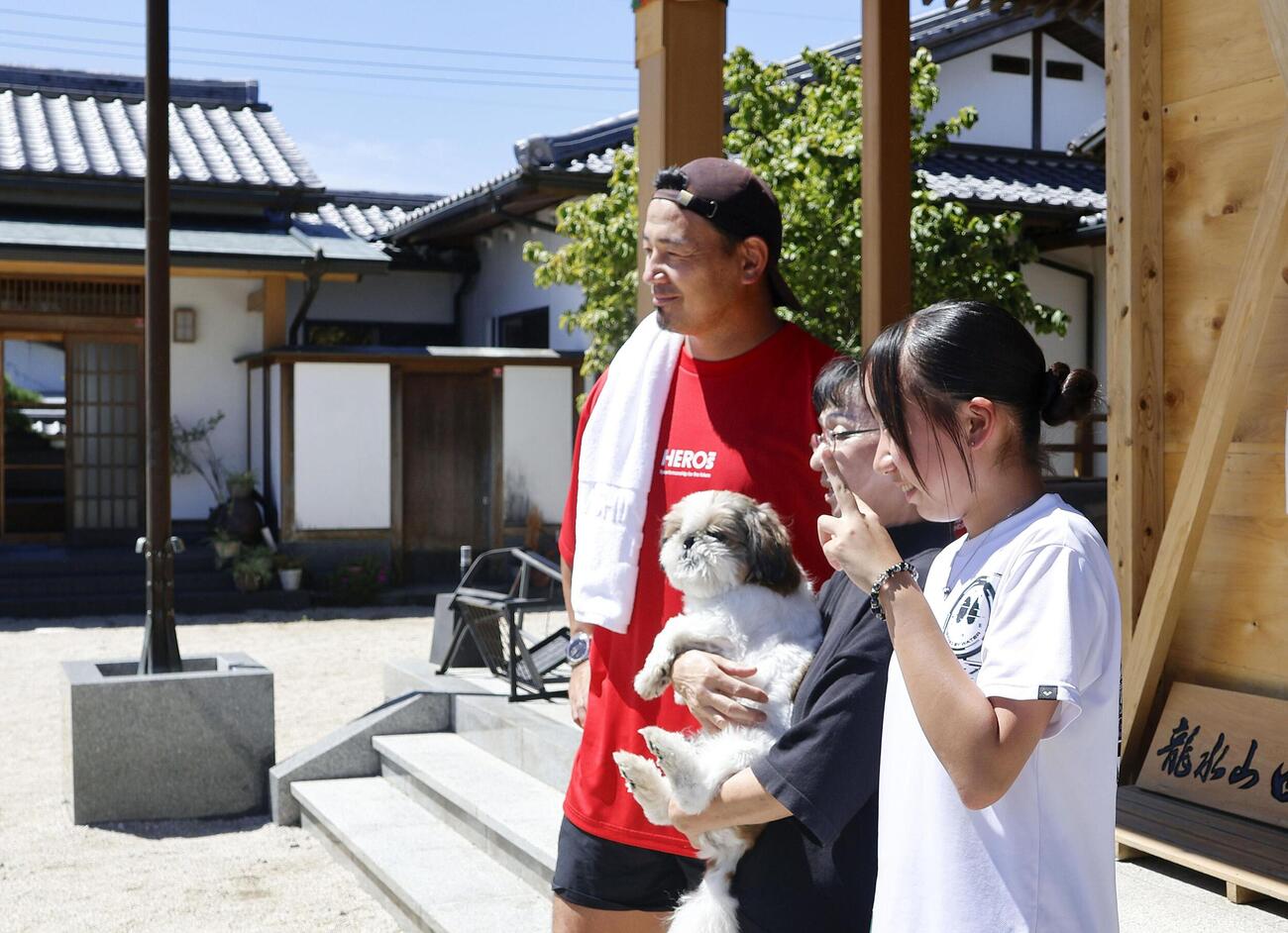 熊本県氷川町を訪れ記念撮影に応じるラグビー元日本代表五郎丸歩さん（左）（共同）