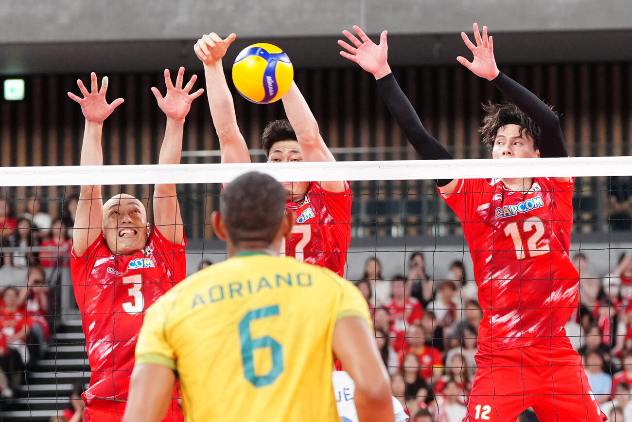 日本対ブラジル　第3セット、ブロックする、左から深津英臣、西本圭吾、高橋藍（撮影・江口和貴）