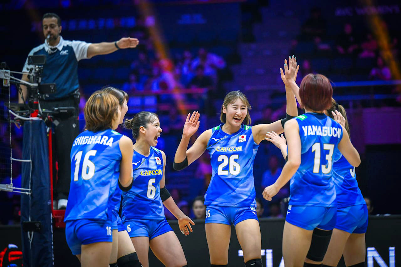 ベトナム戦でタッチを交わす秋本（26）ら＝天津（Volleyball World提供）