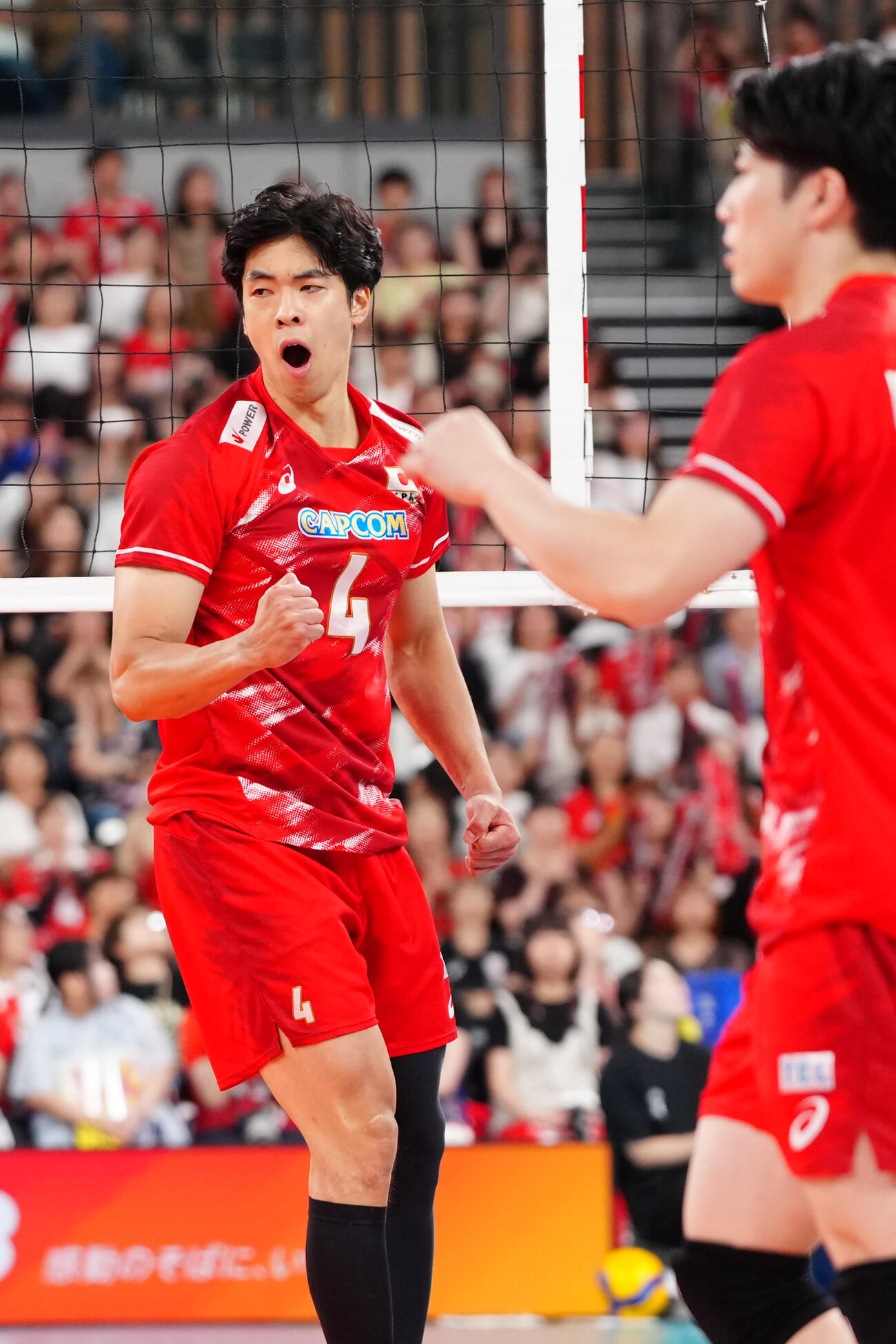 日本対ブラジル　第4セット、スパイクを決め、喜ぶ宮浦健人（撮影・江口和貴）