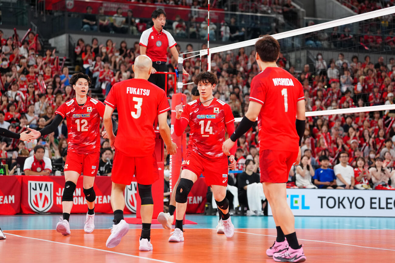 日本対ブラジル　第2セット、得点で喜ぶ石川祐希（中央右）ら日本代表の選手たち（撮影・江口和貴）