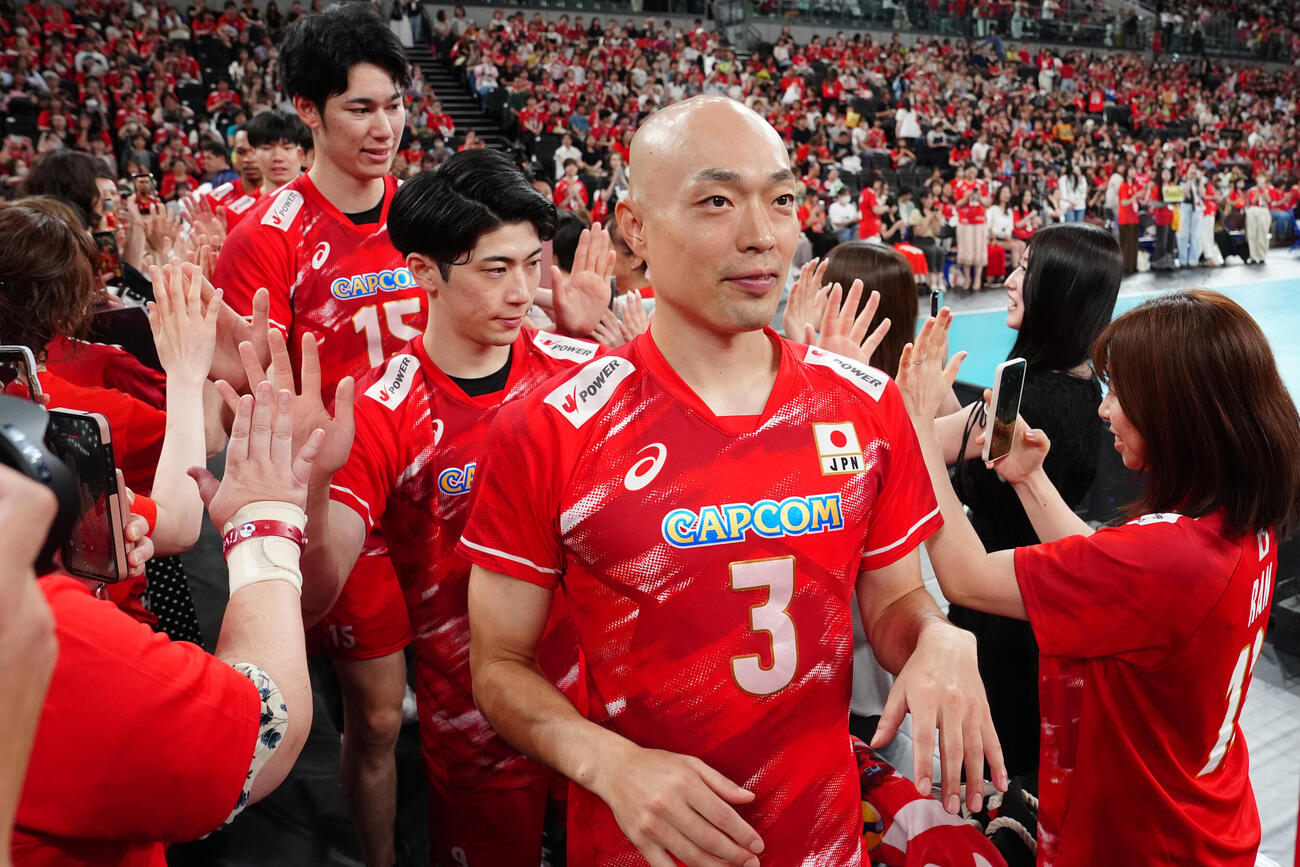 日本対ブラジル　試合後、場内1周する深津英臣（手前）ら日本代表の選手たち（撮影・江口和貴）