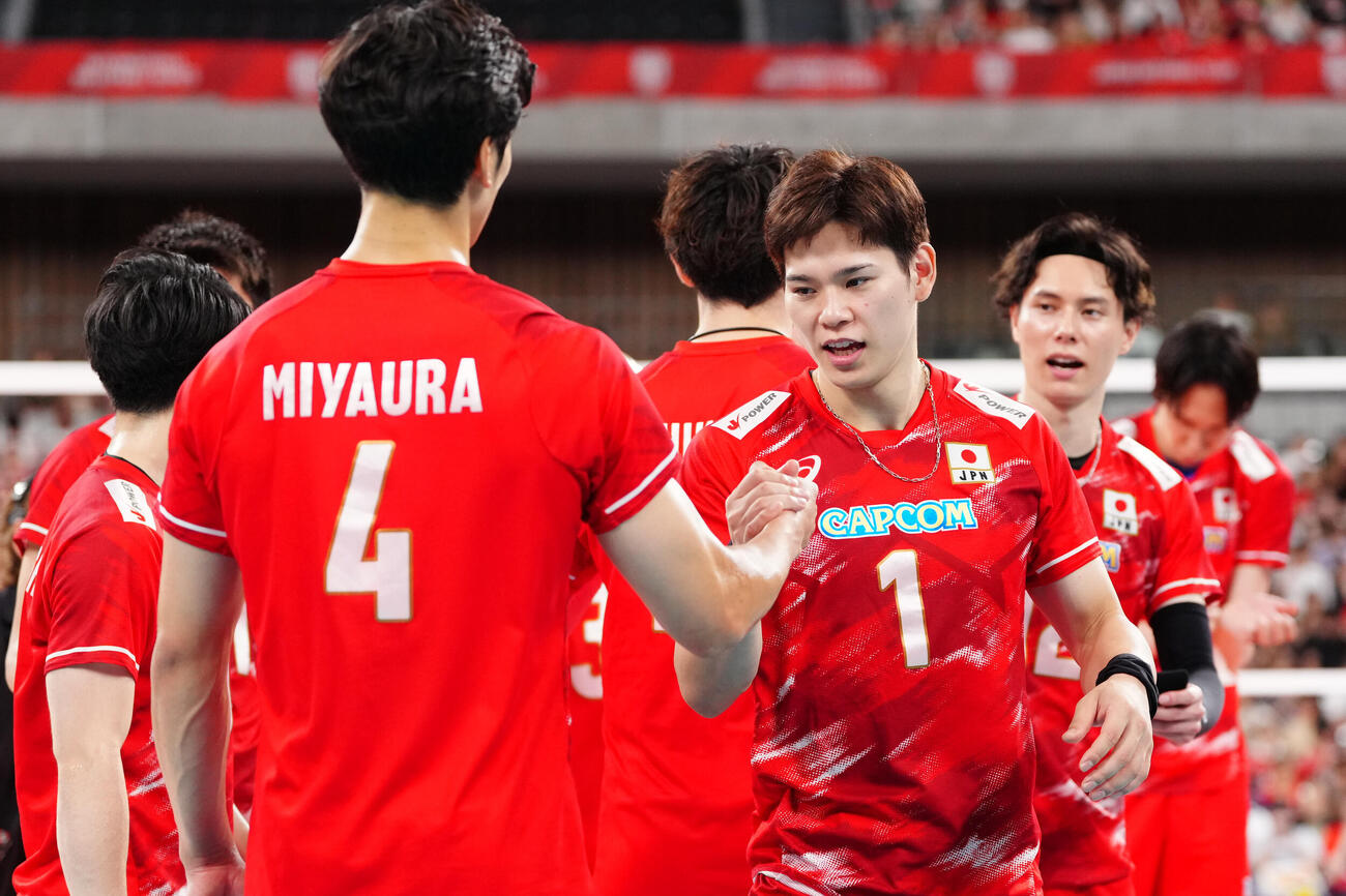 日本対ブラジル　試合後、宮浦健人（左）と握手を交わす西田有志（撮影・江口和貴）