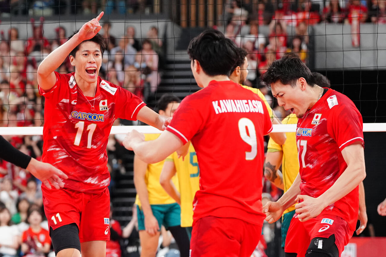日本対ブラジル　第4セット、得点で喜ぶ富田将馬（左）ら（撮影・江口和貴）