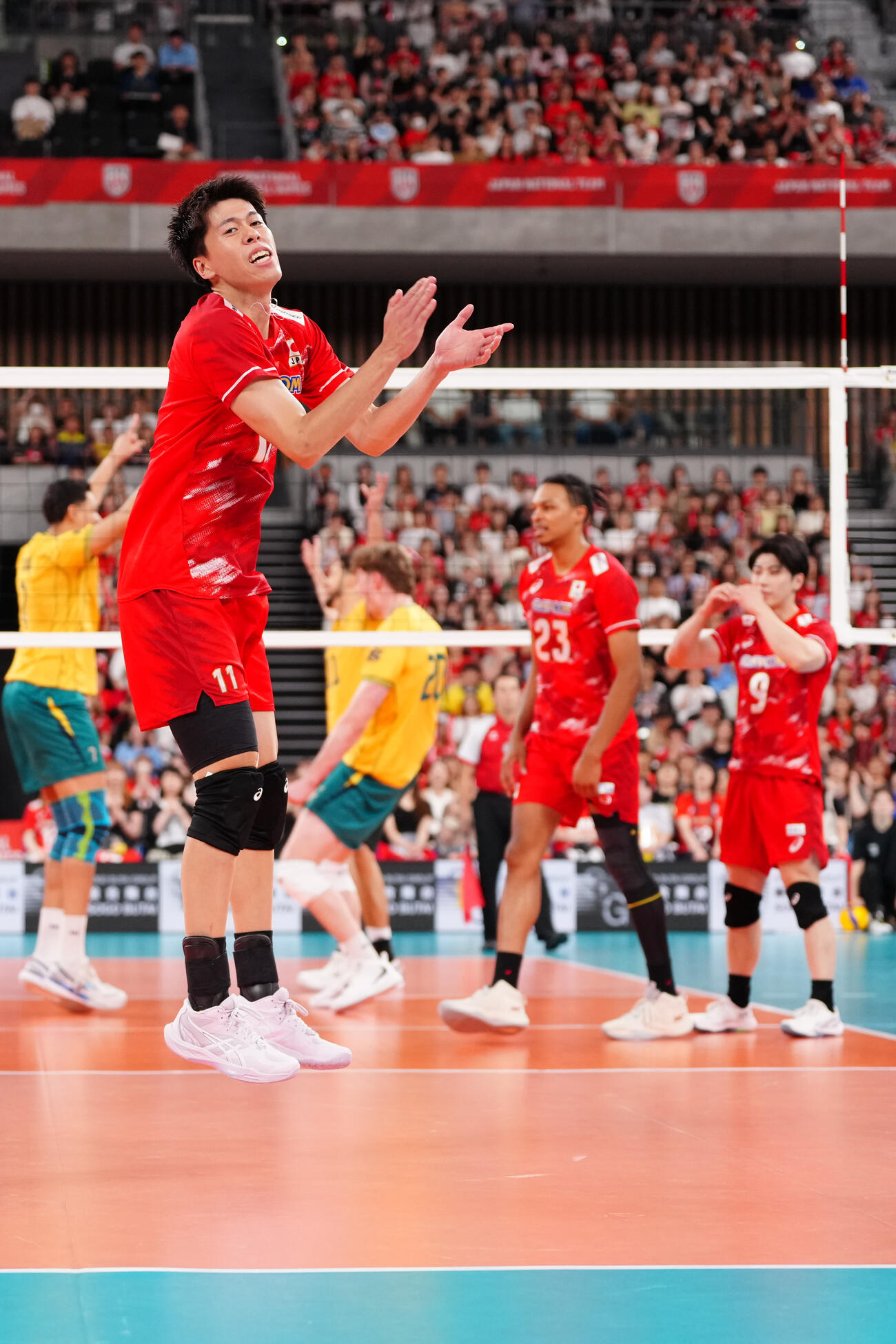 日本対ブラジル　第4セット、ブラジルに敗れ、悔しい表情の富田将馬（左）（撮影・江口和貴）