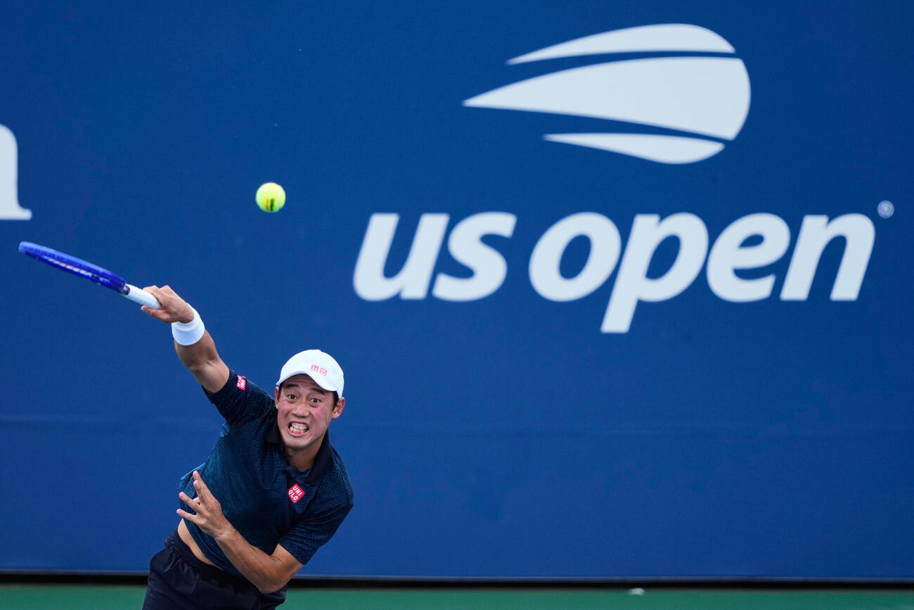 全米オープン予選1回戦でプレーする錦織圭（AP）