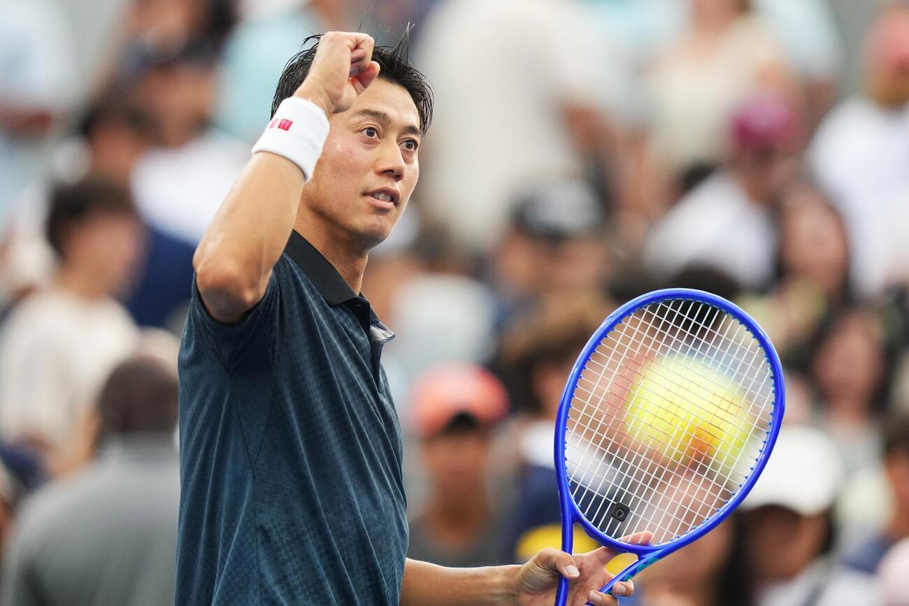 全米オープンのシングルス予選2回戦でポーズを見せる錦織圭（AP）