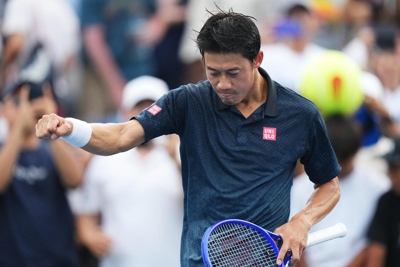 全米オープンのシングルス予選2回戦でポーズを見せる錦織圭（AP）