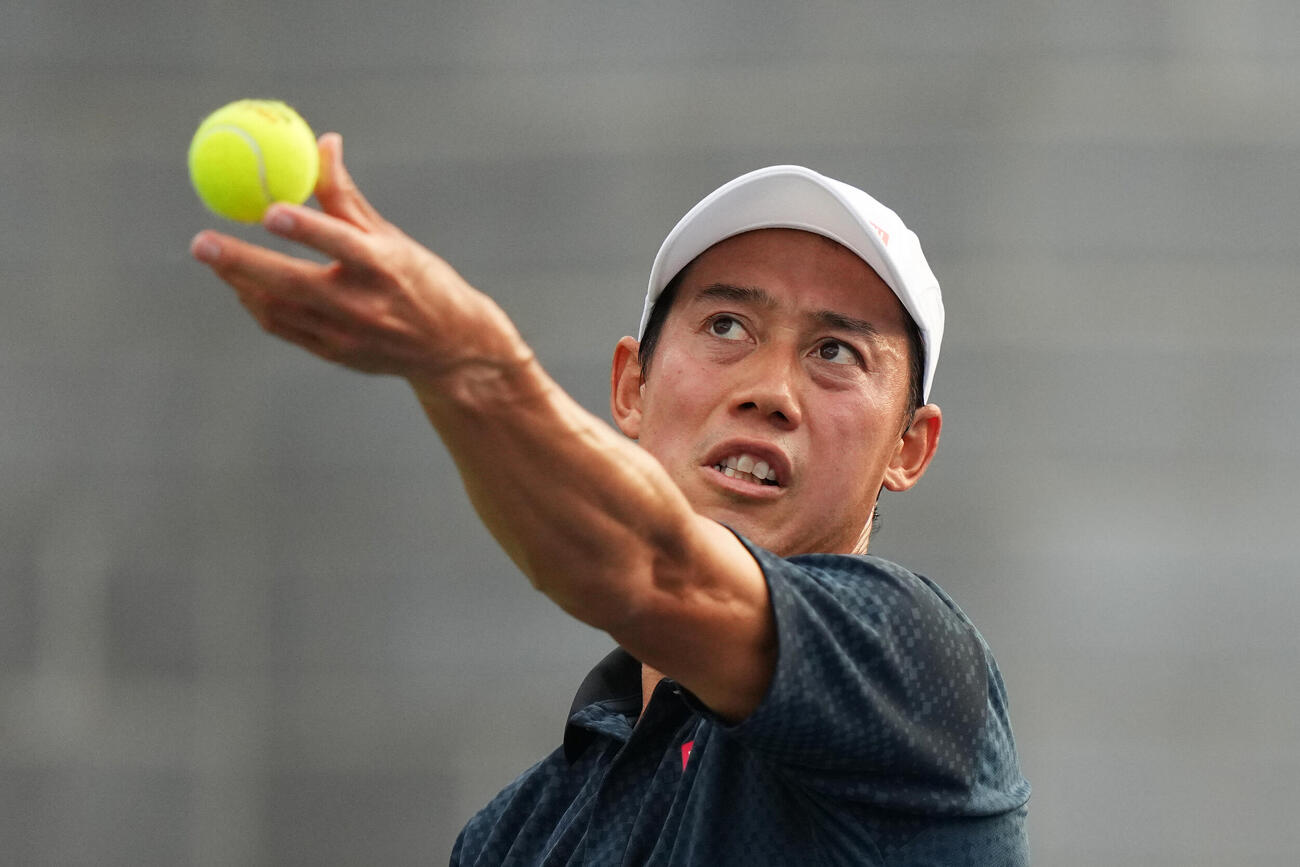 全米オープンのシングルス予選2回戦でプレーする錦織圭（AP）