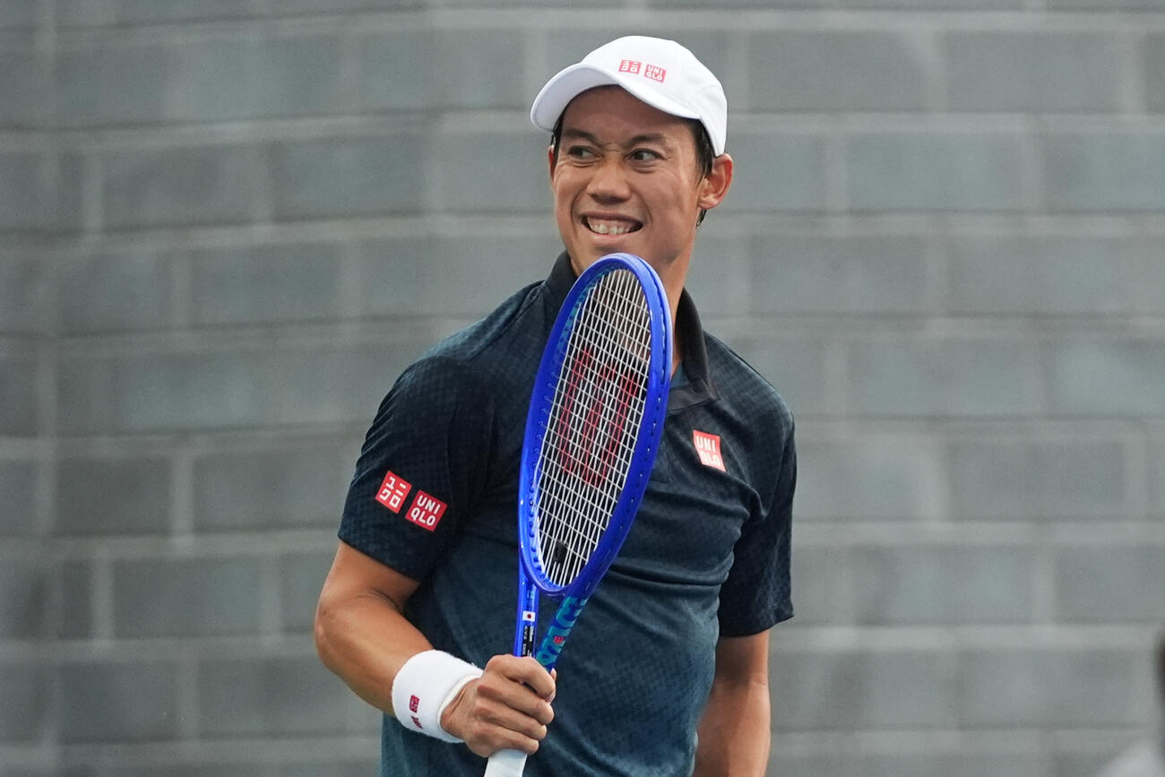 全米オープンのシングルス予選2回戦でプレーする錦織圭（AP）