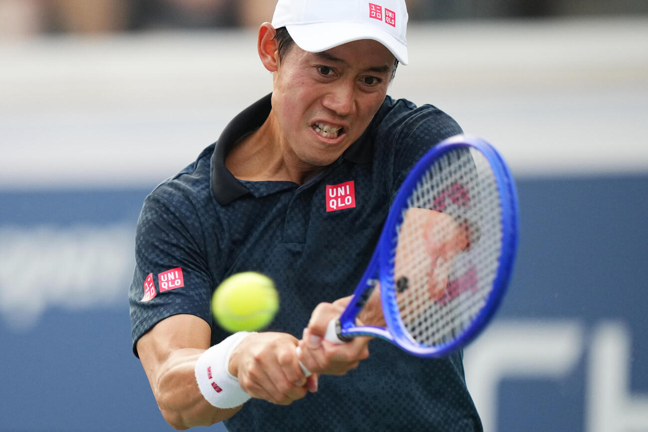 全米オープンのシングルス予選2回戦でプレーする錦織圭（AP）