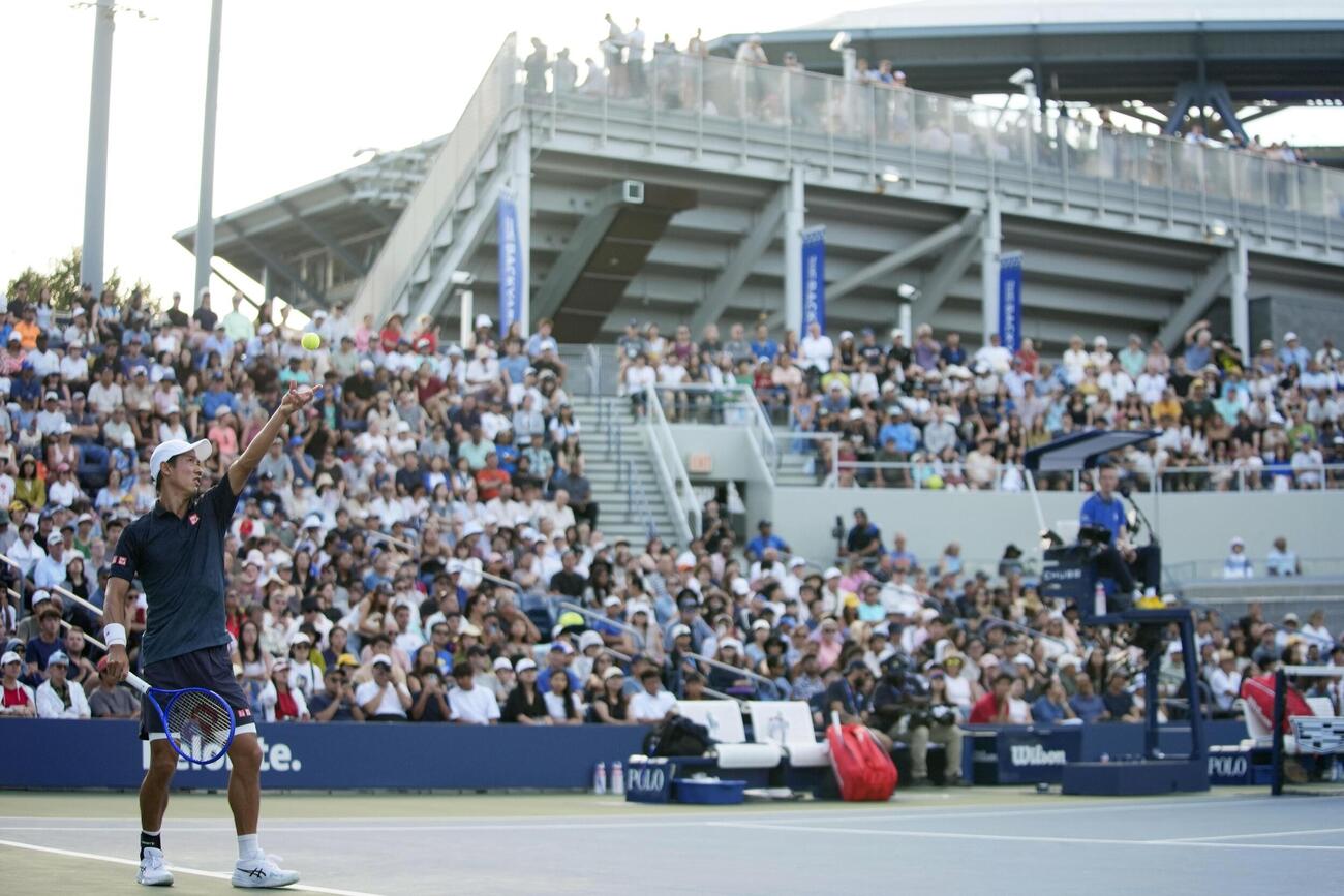 男子シングルス予選2回戦でプレーする錦織圭＝ニューヨーク（AP＝共同）