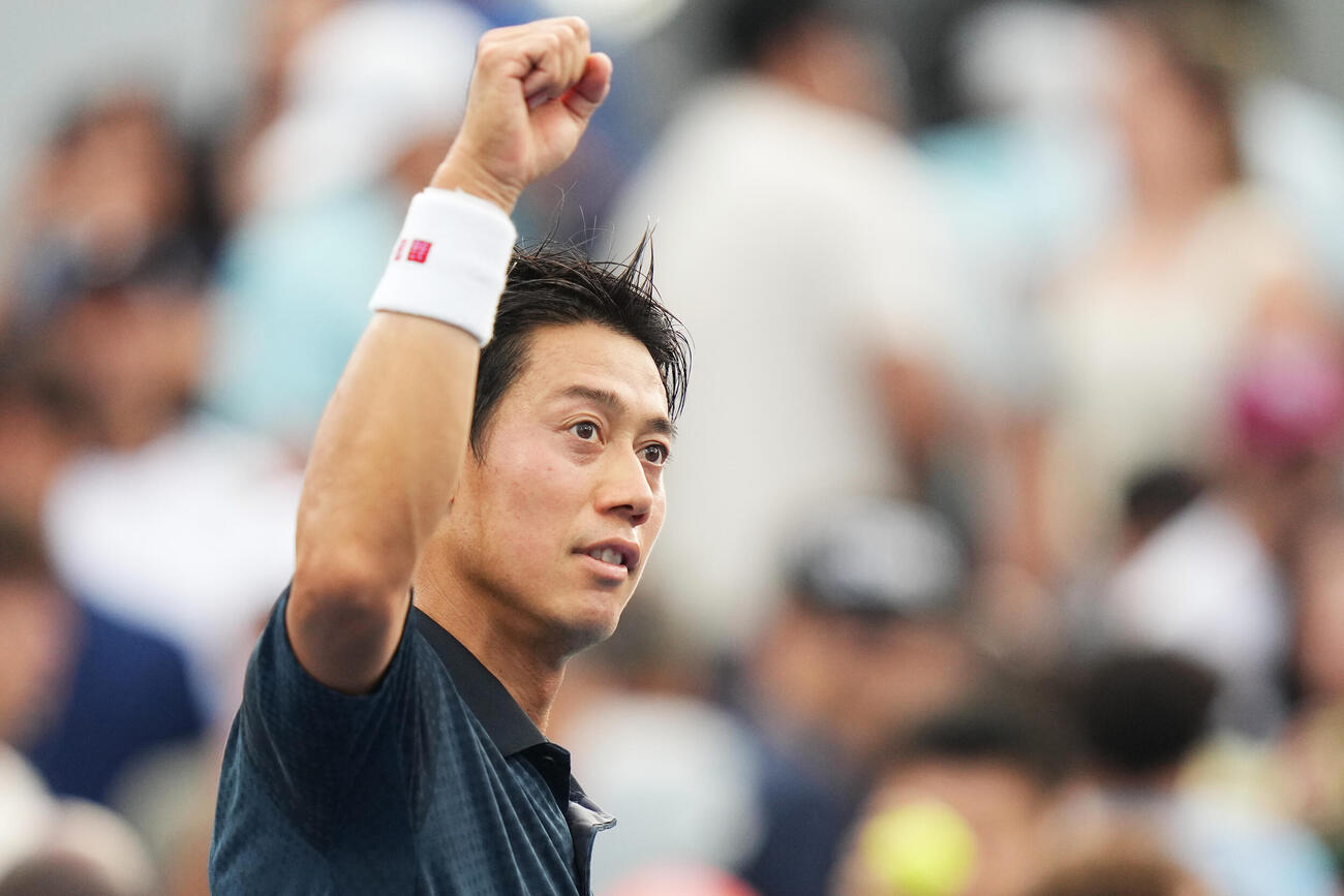 全米オープンのシングルス予選2回戦でポーズを見せる錦織圭（AP）