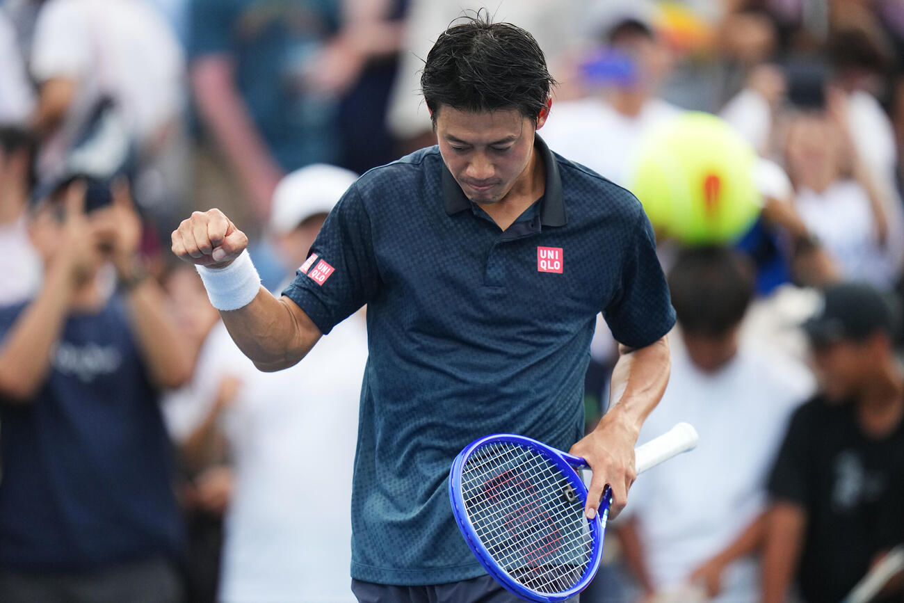 全米オープンのシングルス予選2回戦でポーズを見せる錦織圭（AP）