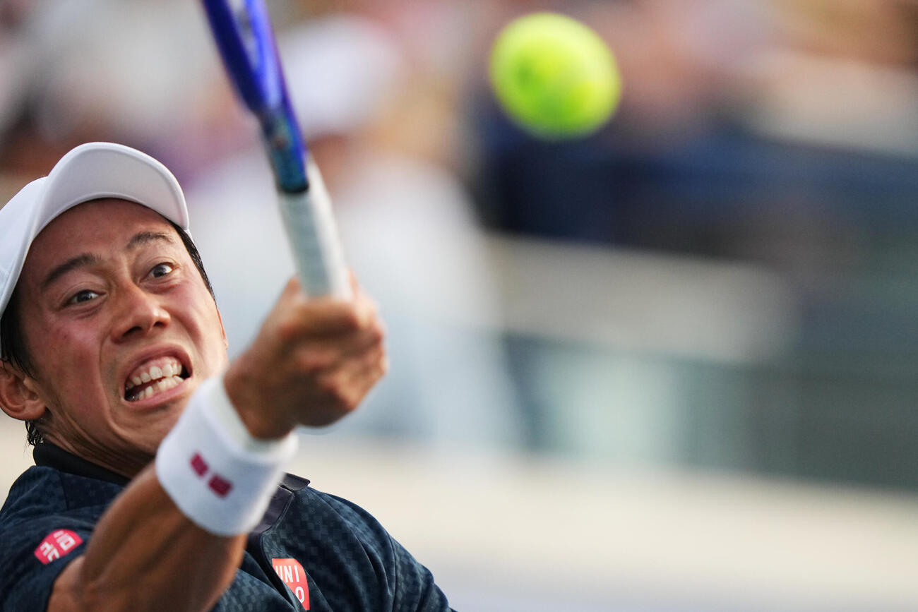 全米オープンのシングルス予選2回戦でプレーする錦織圭（AP）