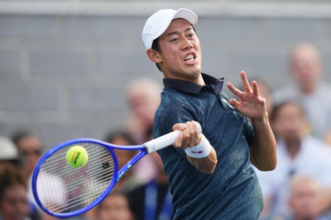 全米オープンのシングルス予選2回戦でプレーする錦織圭（AP）