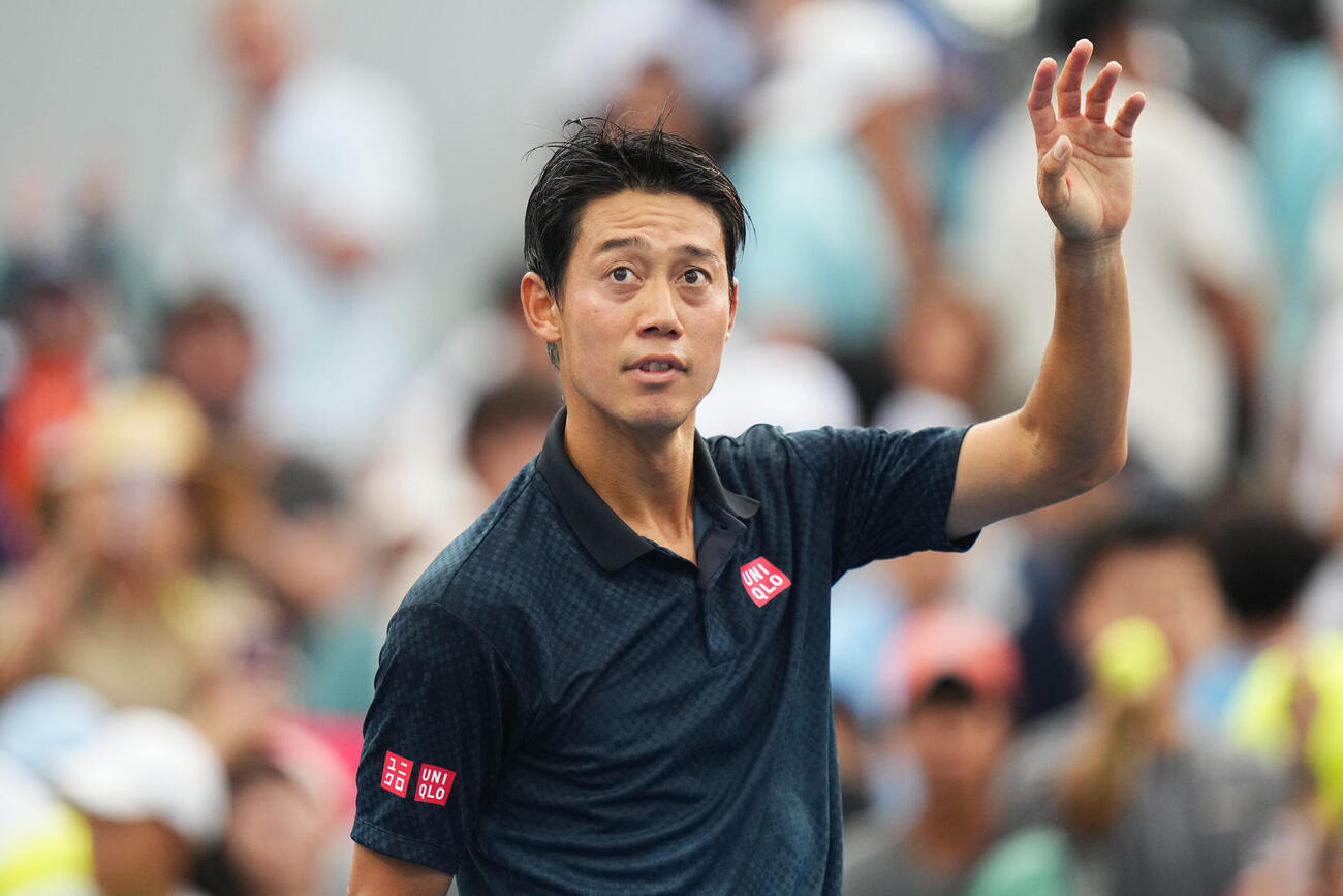 全米オープンのシングルス予選2回戦で声援に応える錦織圭（AP）