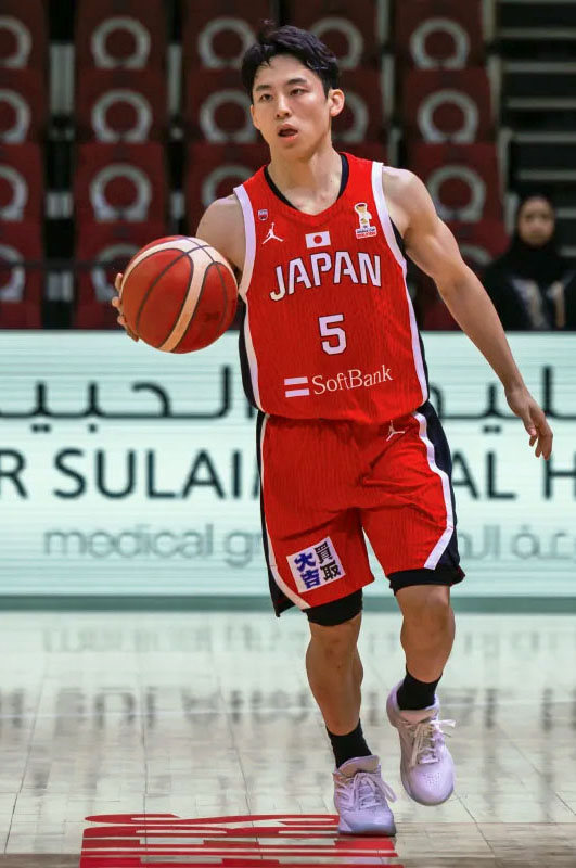 サウジアラビア戦でプレーする日本の河村（国際バスケットボール連盟提供、共同）