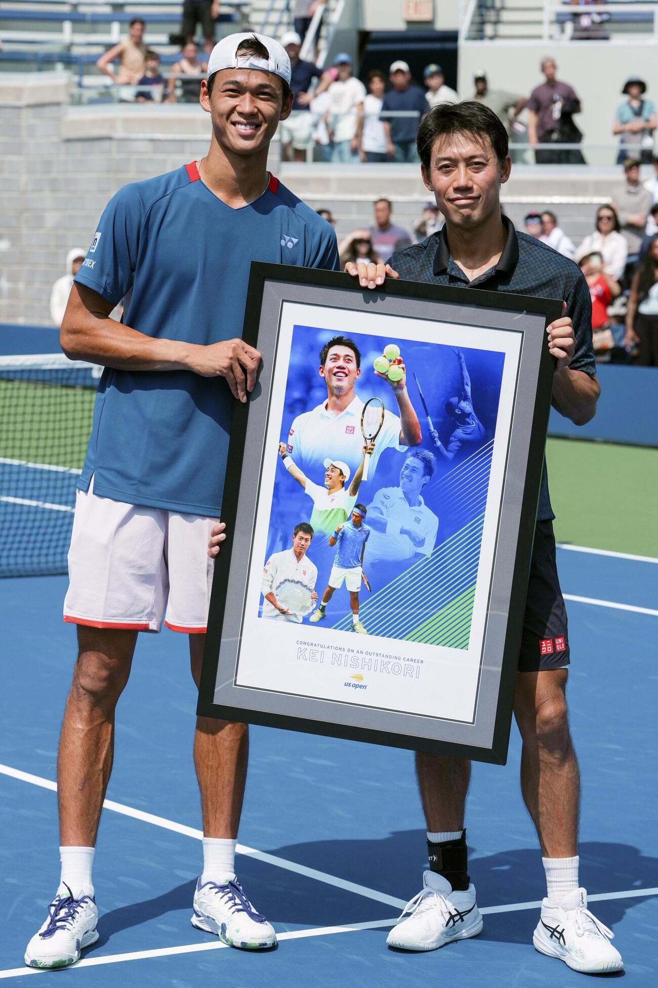男子シングルス予選3回戦の試合後に行われたセレモニーで坂本怜（左）と写真に納まる錦織圭＝ニューヨーク（USTA／ゲッティ＝共同）